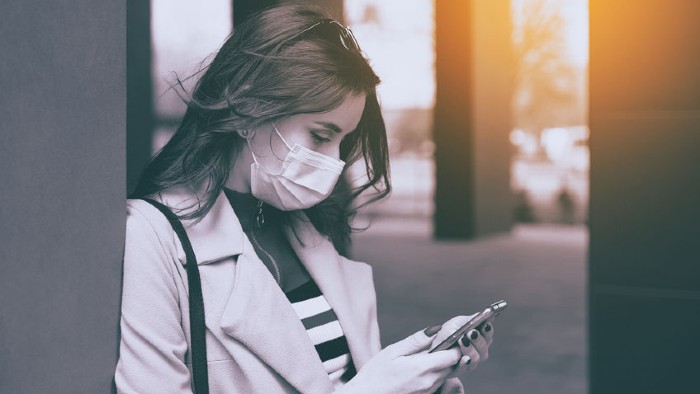 Femme téléphonant avec masque Vignette