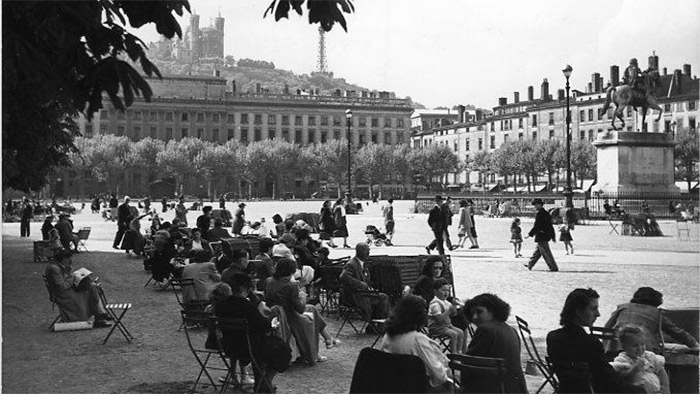 Robert Doisneau - Place Bellecour, Lyon 1950 / Atelier Robert Doisneau