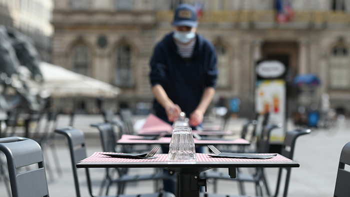 Mise en place d'une terrasse de restaurant - p Vignette