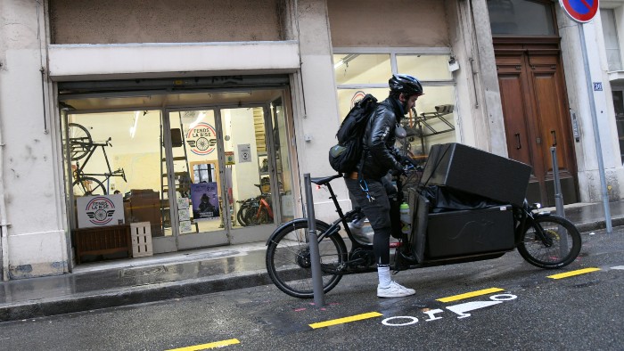 Une aire de livraison pour les v los cargos Ville de Lyon