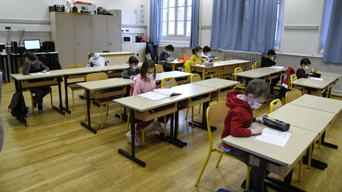 Pendant le confinement, les enfants des professionnels prioritaires à l'école Joseph Cornier à la Croix-Rousse. Vignette