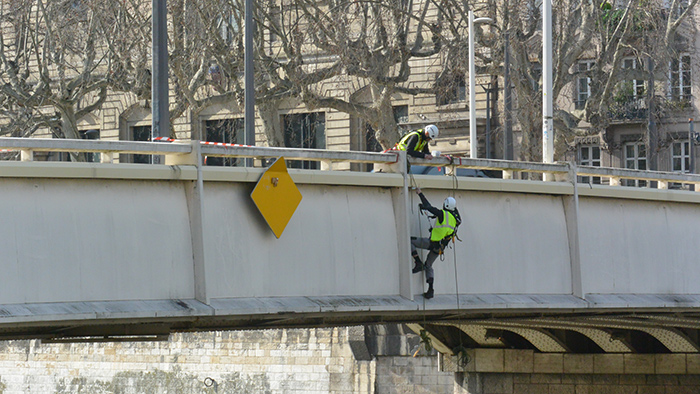 Intervention sur un pont en rappel d'agents de l'Eclairage urbain