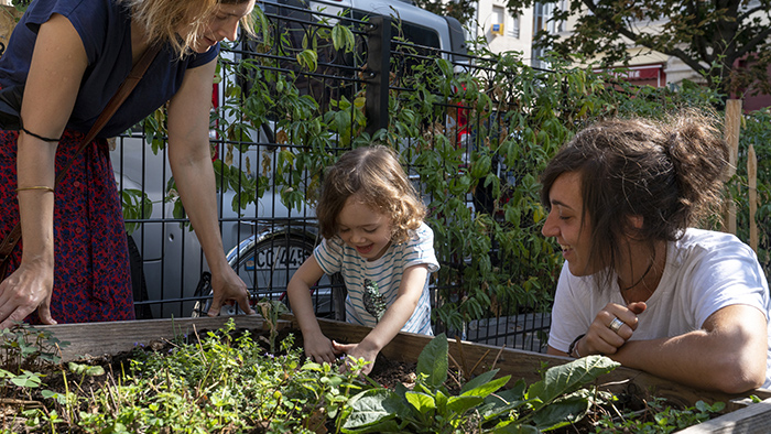 Enfant et animateur jardinant dans un bac Vignette