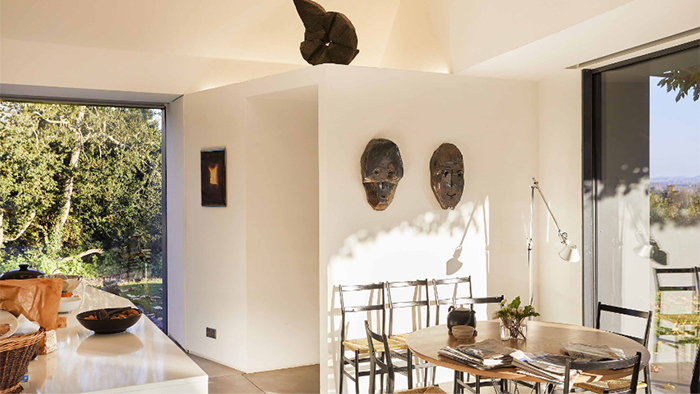 Dans le coin repas, Yellow Pillow et deux Masques de Thomas Schütte et Inverted Q de Claes Oldenburg (détail)