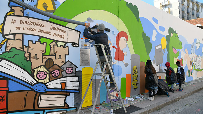 Les enfants de l'école Joannès Masset ont contribué à la réalisation de la fresque rue Docteur Horand (9e).