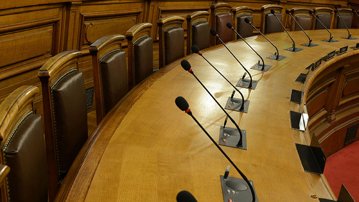 Salle du conseil municipal de Lyon - détail table et micros