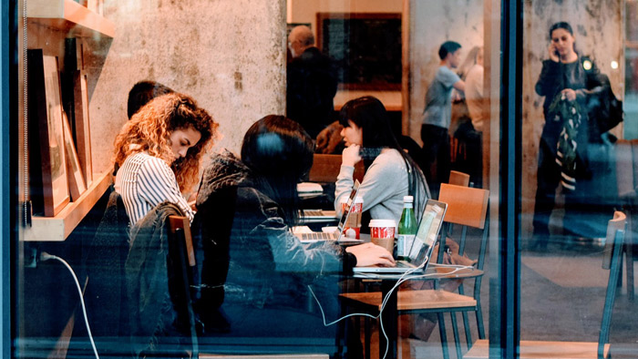 Jeunes assis en train de travailler