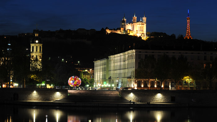 Vue de Lyon illuminée la nuit