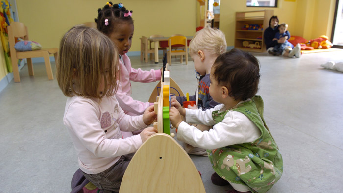 enfants jouant ensemble