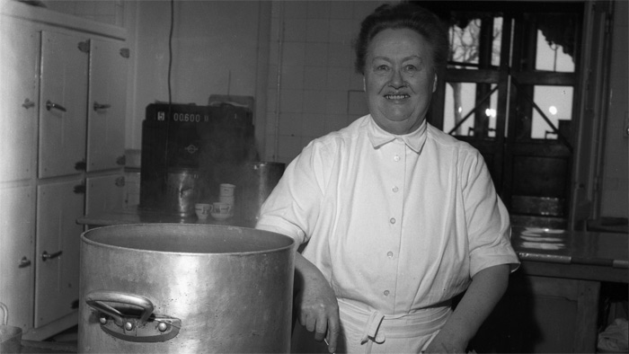 Eugénie Brazier, dite "la Mère Brazier" dans sa cuisine - Source: http://numelyo.bm-lyon.fr