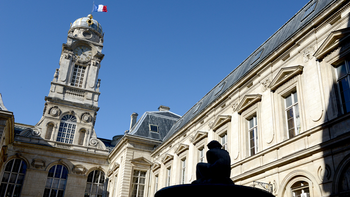 Vue du beffroi de l'Hôtel de ville depuis la cour haute