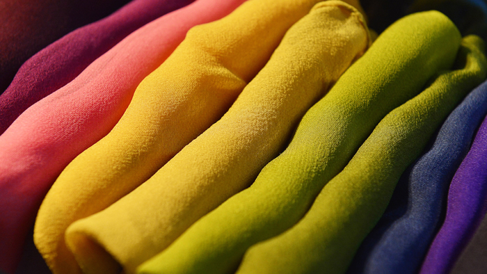 Echarpes multicolores en soie