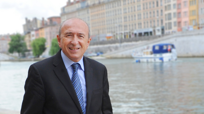 Gérard Collomb devant les quais de Saône