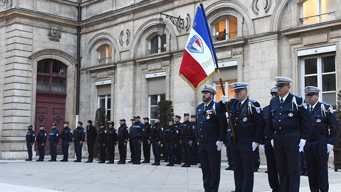 Remise du drapeau de la PM Vignette
