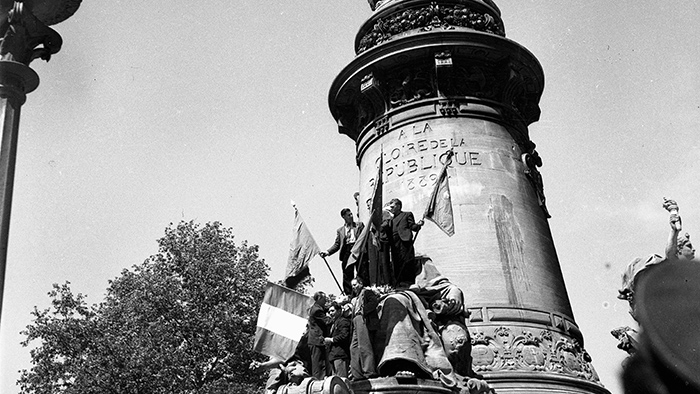 Place Carnot sur le piédestal de la statue de la République, la libération fêtée - Photo Emile Rougé, collection Simone Ordan