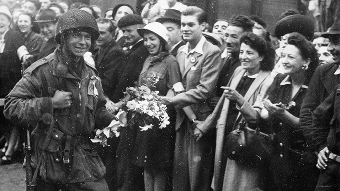 Des fleurs pour le premier parachutiste entré à Lyon, 3 septembre 1944 - Photo Pik, Archives NARA