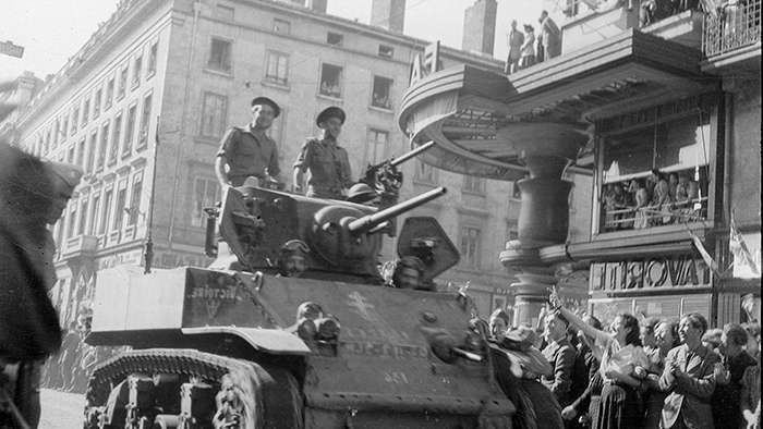 Accueil des lyonnais aux troupes de la Première division française libre, 3 septembre 1944 - Photo Pik