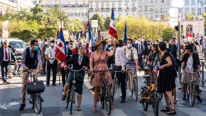 En costume d'époque et en vélo, déambulation jusqu'à l'Hôtel de Ville