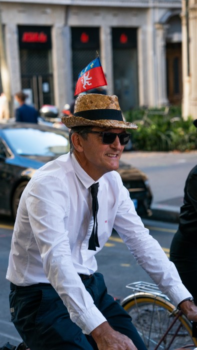 En costume d'époque et en vélo, déambulation jusqu'à l'Hôtel de Ville