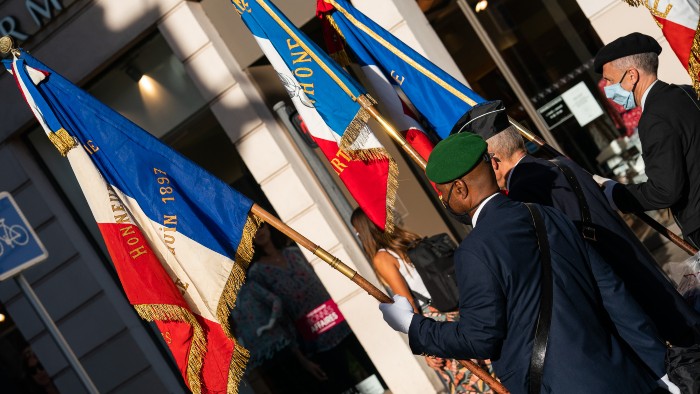 Marche des porte-drapeaux