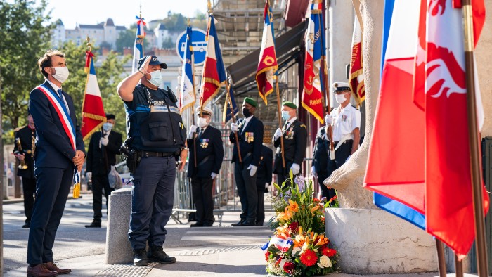 Recueillement et hommage devant le Veilleur de pierre © Renaud Alouche