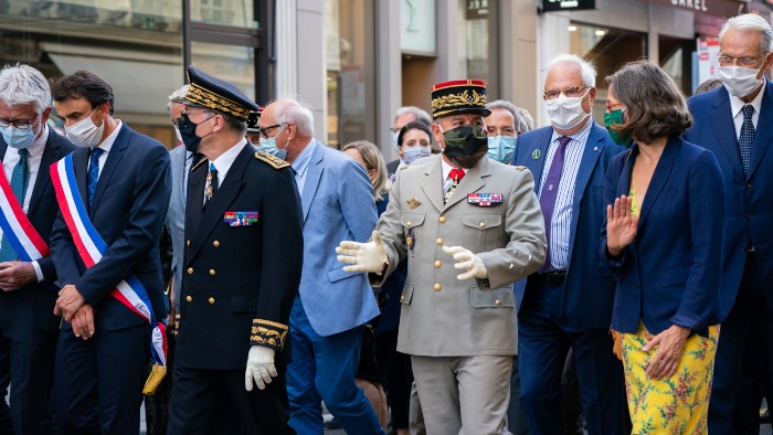 Retour des autorités vers l'Hôtel de Ville