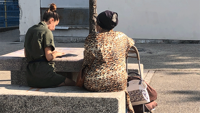 Une enquêtrice et une particpante remplissent de l'enquête le questionnaire