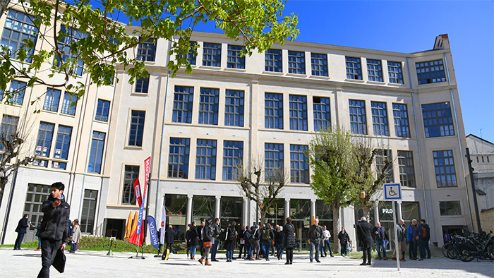 Bureau Collège Étudiant Avec L'album Photo Vide Et Plusieurs