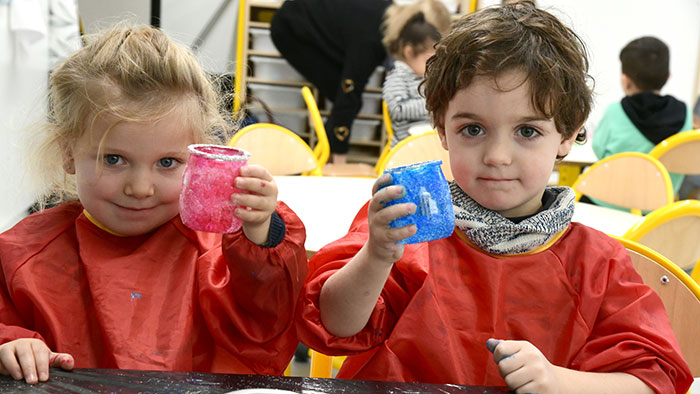 Les petits de l'école Simone-Veil (8e) ont fabriqué des lumignons pour le 8 décembre.