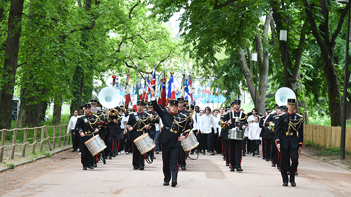 Fanfare militaire dans l'un des principaux axes du parc de la Tête d'Or