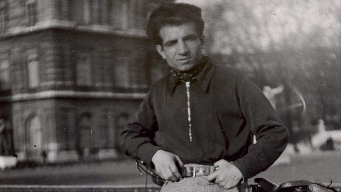 Missak Manouchian en 1925 au jardin du Luxembourg ©archivesManouchian-Roger-violet