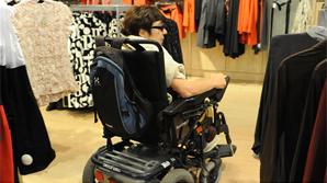Personne en fauteuil roulant dans un magasin de vêtements