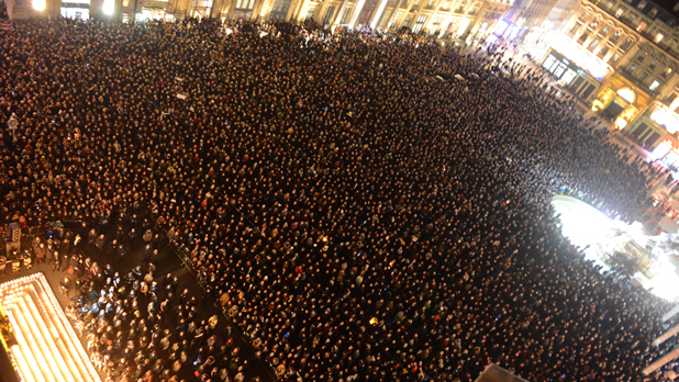 Foule rassemblée en soutien aux victimes de la fusillade dans les locaux de Charlie Hebdo