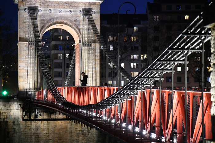 La passerelle Masaryk et son nouvel écrin de lumière