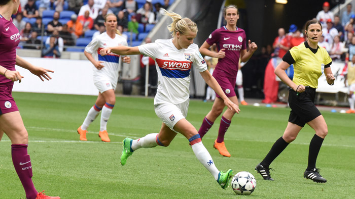 Ada Hegerberg sur le terrain