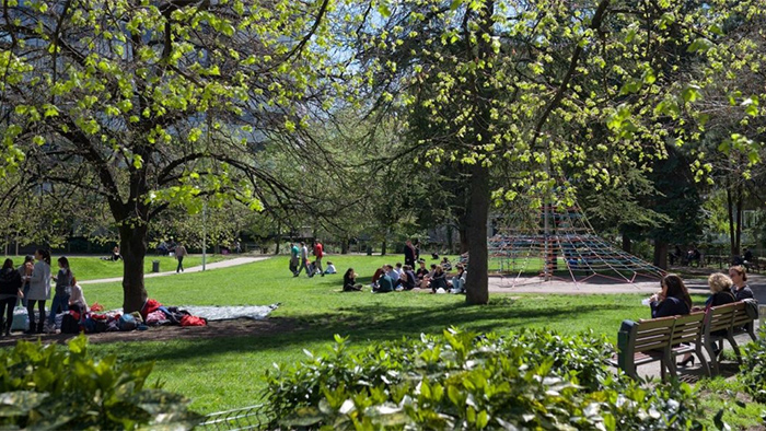 Parc ombragé et jeux pour enfants à la Part-Dieu