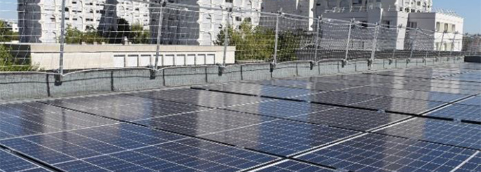 Toit d'école recouvert de panneaux photovoltaïques