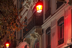 Détail de la rue de la République éclairée en rouge