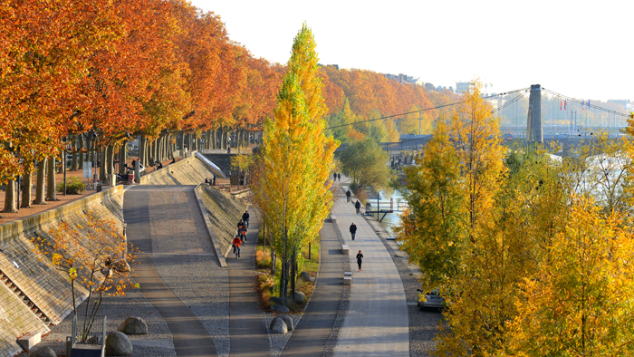 Piètons sur les berges du Rhone