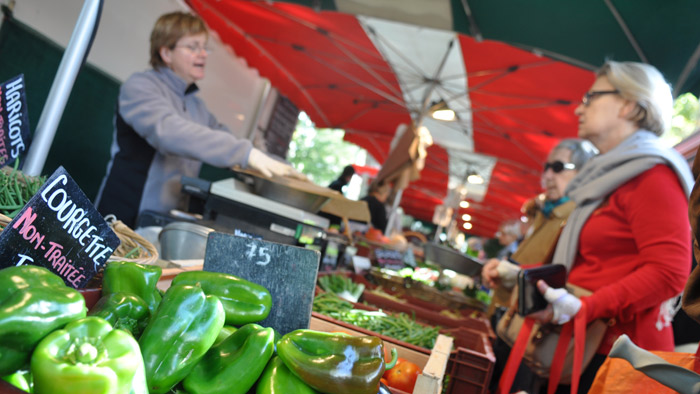vendeur de légumes sur un marché