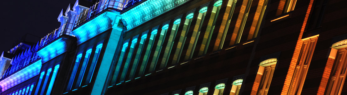 Une façade illuminée en multicolore la nuit