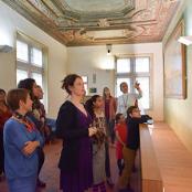 Groupe enfants et adultes visitant le musée Gadagne