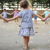 Ronde d'enfants en école maternelle