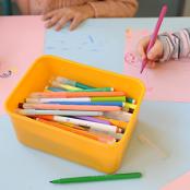 Enfants dessinant au feutre