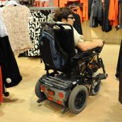 Personne en fauteuil roulant dans un magasin de vêtement