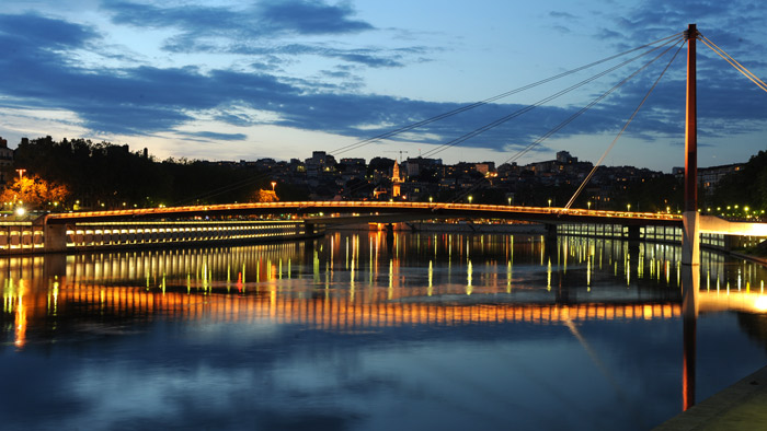 passerelle sur la Saône, vue de nuit, illuminée